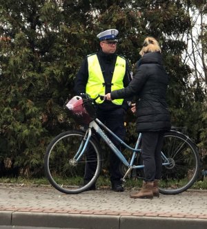 Kontrola drogowa prowadzona wobec rowerzystki.