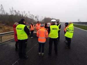 Nowo budowany odcinek drogi S-5. Przedstawiciele służb odpowiedzialnych za zapewnienie bezpieczeństwa podczas rozmowy.