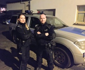 Policjanci Ogniwa Patrolowo - Interwencyjnego Komendy Powiatowej Policji w Żninie st. sierż. Ewelina Łasut i st. sierż. Adrian Adamski