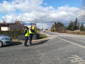 Policjanci  obserwują ruch drogowy.