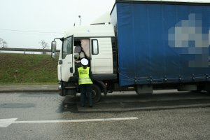 Funkcjonariuszka ITD podczas kontroli samochodu ciężarowego.