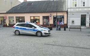 Policjanci podczas przemieszczania się radiowozem po ulicach Żnina.