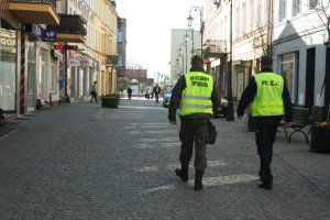 Policjant i żołnierz Wojsk Obrony Terytorialnej podczas patrolu w centrum Żnina.