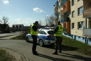 Policjant i żołnierz WOT na terenie blokowiska.