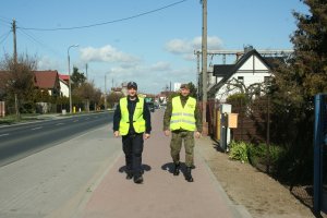 Dzielnicowy w towarzystwie żołnierza WOT podczas patrolu ul. Gnieźnieńskiej