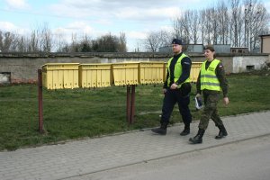 Funkcjonariuszka Wojsk Obrony Terytorialnej i  policjant podczas wspólnego patrolu w Uścikowie.