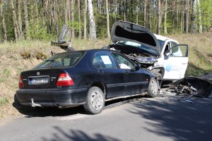 Na pierwszym planie uszkodzony samochód Honda Civic, który zderzył się czołowo z hiundaiem