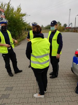 policjanci wręczyli pieszej kamizelkę odblaskową