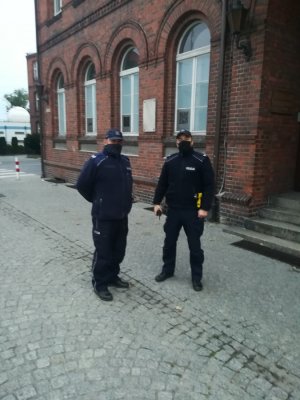 policjanci  podczas patrolu pieszego w centrum  miasta