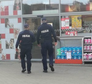 policjanci kontrolujący stacje benzynową