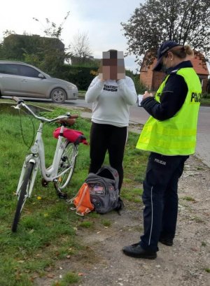 policjantka podczas czynności legitymowania