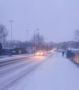 zaśnieżona ulica Sienkiewicz w Żninie