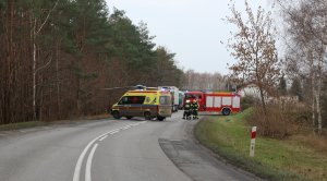 miejsce wypadku w miejscowości Antoniewo, pojazdy  służb ratunkowych