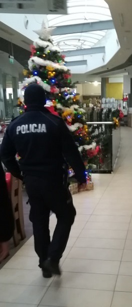 policjant patrolujący wnętrze galerii