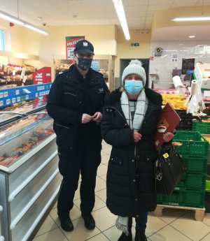 policjantka oraz pracownica Sanepidu kontrolują sklep spożywczy