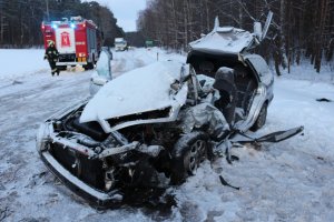 osobowe volvo, które uległo zniszczeniu na  skutek zderzenia