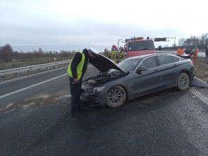 policjant  sprawdzający pojazd uczestniczący w zdarzeniu drogowym