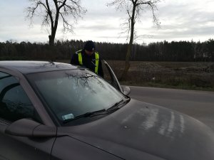 Policjant badający stan trzeźwości.