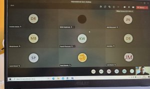 zdjęcie komputera, na którym widoczni są uczestniczący uczniowie online