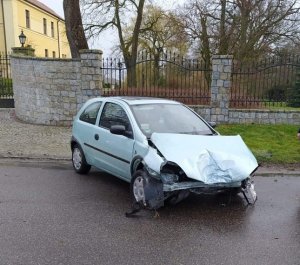 obrazek przedstawia pojazd opel corsa koloru niebieskiego