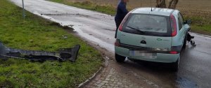 obrazek przedstawia pojazd opel corsa koloru niebieskiego