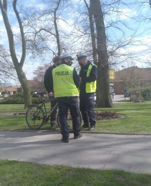 policjanci ruchu drogowego kontrolują rowerzystę