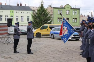 Na zdjęciu widoczny Komendant powiatowy Policji w Żninie oddający honor do flagi