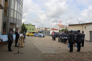 zdjęcie przedstawia nominowanych policjantów, komendanta Policji w Żninie oraz przemawiającego starostę