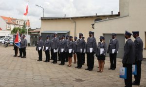 Na zdjęciu widoczni są policjanci, którzy zostali nominowani na wyższe stopnie służbowe