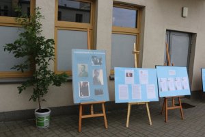 Zdjęcie przedstawia wystawę poświęcona  80-tej rocznicy Zbrodni Katyńskiej, 20-lecia otwarcia cmentarza w Miednoje oraz 30 rocznicę powołania Policji Państwowej