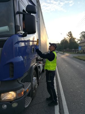 policjant bada stan trzeźwości kierowcy