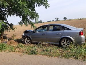 uszkodzony opel vectra, którego kierujący  uderzył w drzewo