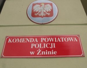 obrazek przedstawia tablice z napisem Komenda Powiatowa Policji w Żninie