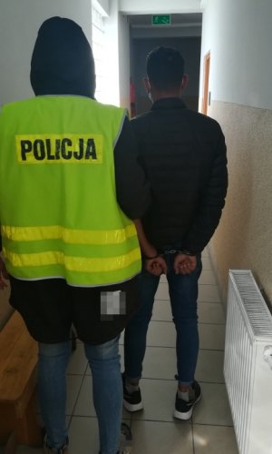 obrazek przedstawia policjanta i zatrzymanego