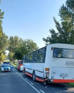 na obrazku widoczny jest uszkodzony autobus,  policja , straż pożarna oraz karetka pogotowia