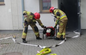 na zdjęciu widoczni są strażacy oraz urządzenie do oddymiania