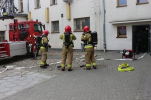 na zdjęciu widoczni są strażacy i podnośnik