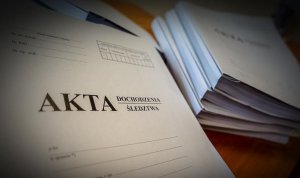 na obrazku widoczne są akta sprawy
