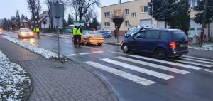 Policjanci podczas działań sprawdzają trzeźwość kierowców.