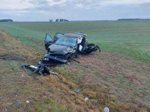 Widok uszkodzonego pojazdu marki Fiat Bravo, który znajduje się poza drogą w polu.