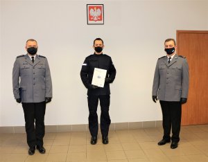 Sala odpraw w żnińskiej komendzie. Z lewej strony stoi Komendant Powiatowy Policji w Żninie nadkom. Mariusz Gaik, na środku nowo przyjęty policjant, który chwile wcześniej złożył ślubowanie, z prawej strony dowódca uroczystości podinsp. Krzysztof Jaźwiński.