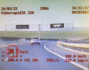 Widok pomiaru prędkości wykonany przy użyciu wideorejestratora -200 km/h.