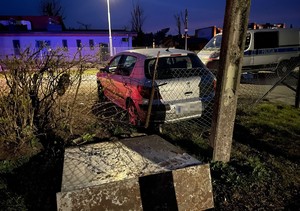 uszkodzony peugeot, który  uszkodził ogrodzenie, bramę oraz skrzynkę elektryczną