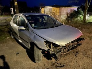 osobowy peugeot z uszkodzeniami w  przedniej części pojazdu