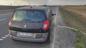 Pojazd marki Renault, który brał udział w zdarzeniu drogowym. W oddali widoczna drogą S5.