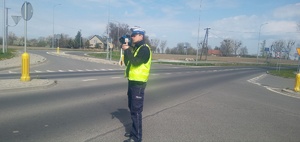 Policjant podczas obserwacji ruchu drogowego