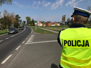 Policjant obserwuje nadjeżdżające pojazdy