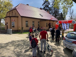 Osoby czekające w kolejce do oznakowania roweru