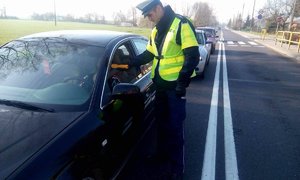 Policjant sprawdza trzeźwość kierowcy