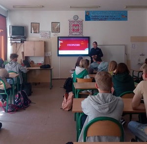 Policjantka podczas prelekcji w szkole